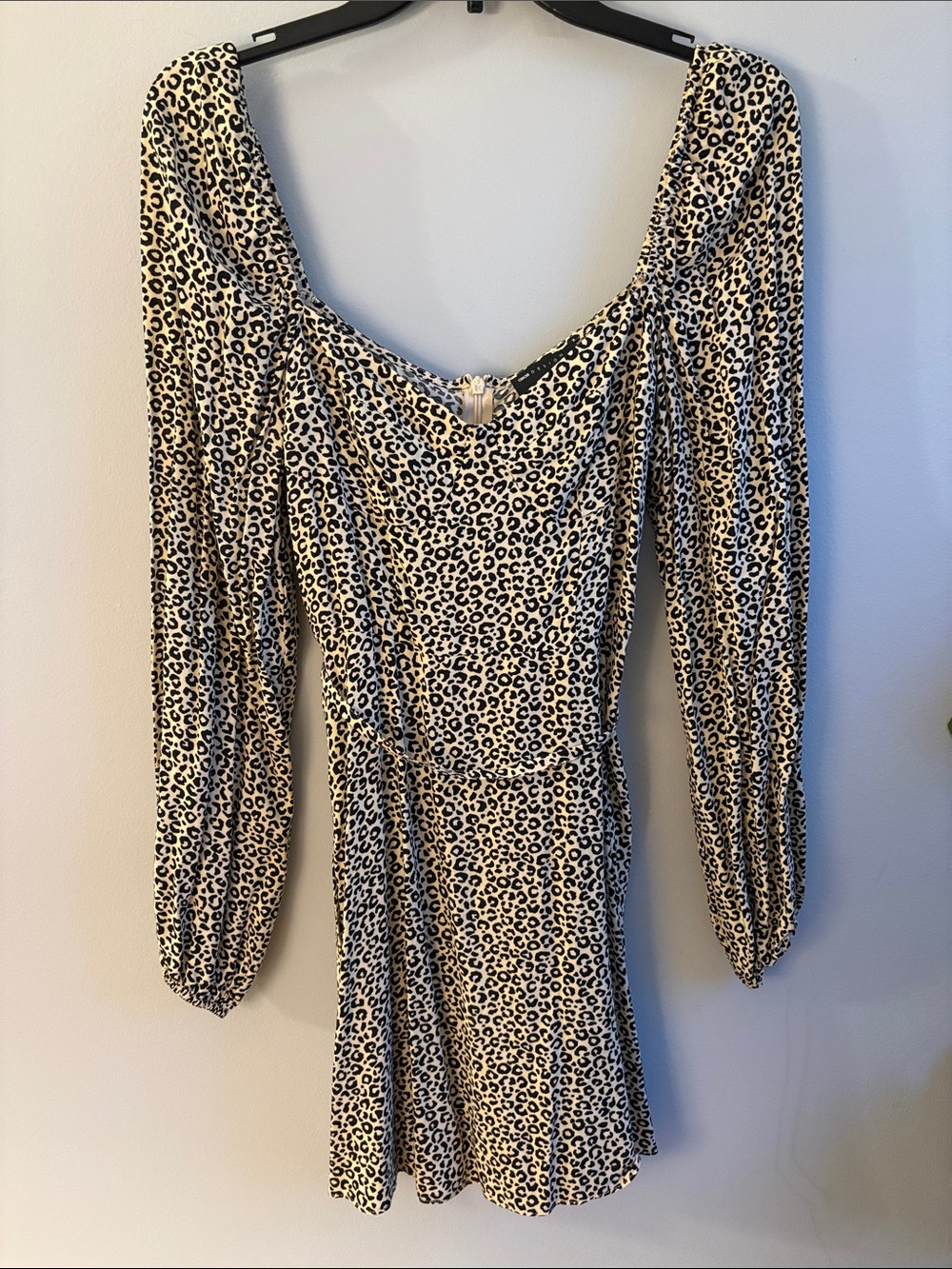 Flattering and flirty Leopard Print whimsy Sleeve Mini Dress - Cream/Black